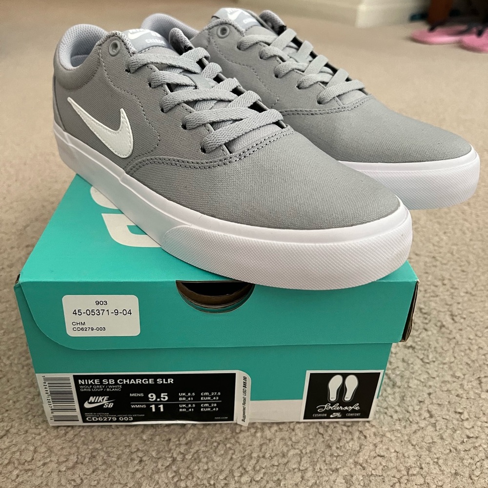 Mens Size 9.5 Gray/White NIKE SB Charge SLR - Brand New in Box